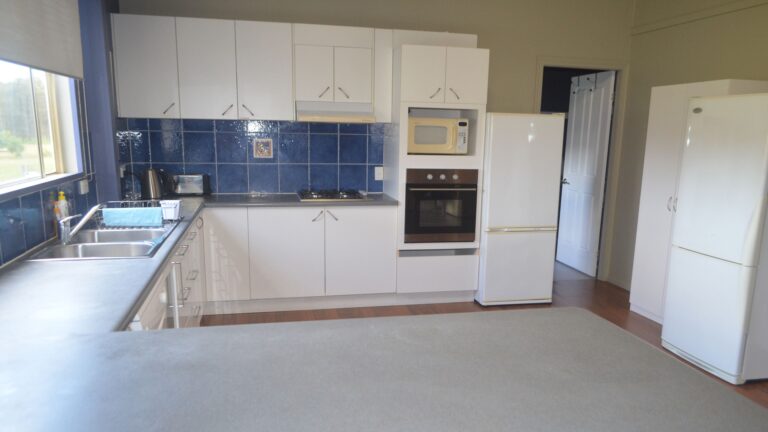 Fully equipped kitchen, plates, cutlery, pots, frypans, slow cooker. Gas/elect oven, Microwave, dishwasher